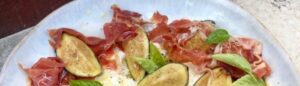 Burrata, jamón, higos y albahaca