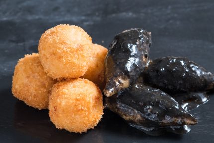 Croqueta de chipirones en su tinta